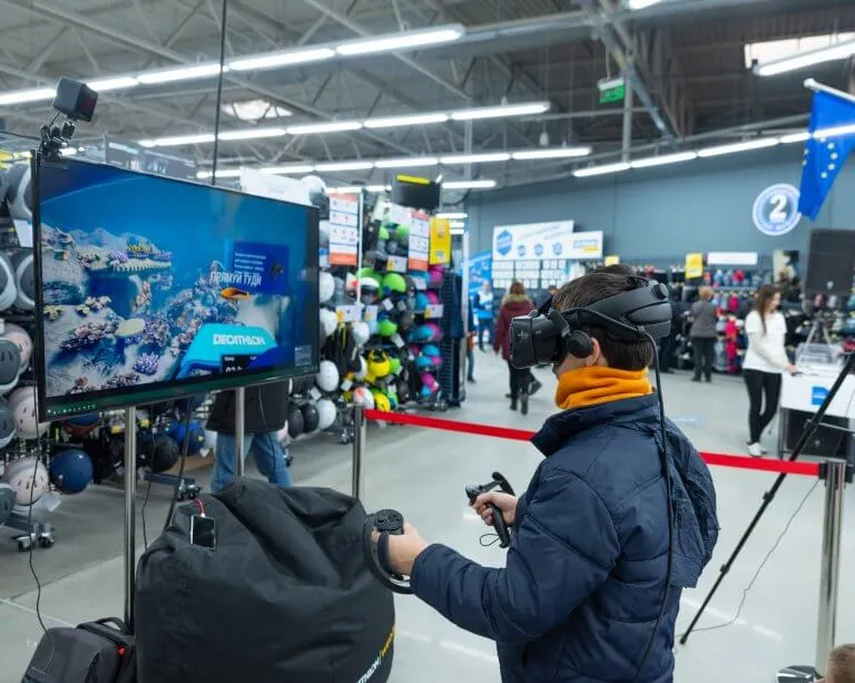 VR-зона Decathlon: відвідувачі грають у «Снорклінг на австралійському рифі»