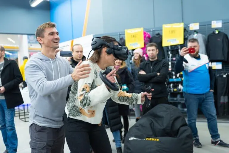 VR-зона Decathlon: відвідувач грає в «На лижах з Монблану»